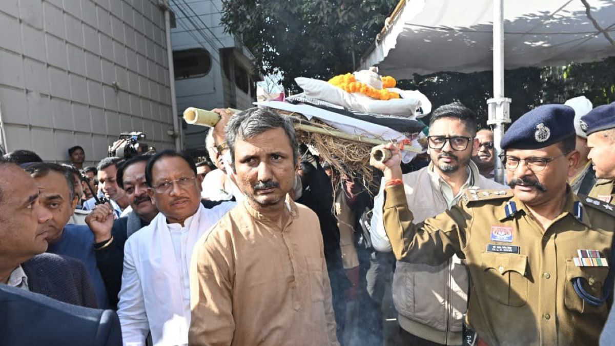 साहित्यकार विनोद कुमार शुक्ला को राजकीय सम्मान के साथ दी गयी अंतिम विदाई