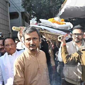 साहित्यकार विनोद कुमार शुक्ला को राजकीय सम्मान के साथ दी गयी अंतिम विदाई