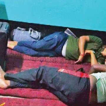 राष्ट्रीय स्तर के वॉलीबॉल खिलाड़ियों को सोना पड़ रहा है बदहाल क्लब घर में