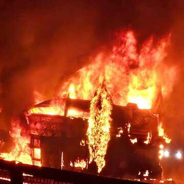 राजस्थान से अहमदाबाद जा रही बस में भीषण आग, खिड़कियों से कूदे यात्री, 1 मृत, 6 घायल