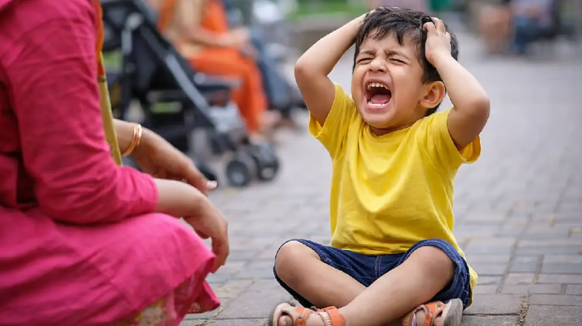 बच्चों के चिल्लाने-रोने और मांगों के तुरंत पूरा किए जानें वाली जिद? कैसे करें नियंत्रित?