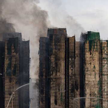 30 वर्षों में हांगकांग की सबसे घातक दुर्घटना, 16 घंटे से धधक रही है आग, 44 की मौत, सैकड़ों लापता