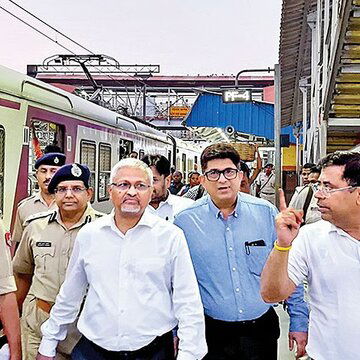 रेलवे से कोई लापरवाही नहीं हुई? जांच से पहले GM की टिप्पणियों पर विवाद