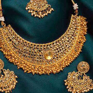 अप्रैल के आखिरी दिन सोना महंगा, चांदी हुई सस्ती, बाजार में मिला-जुला रुख