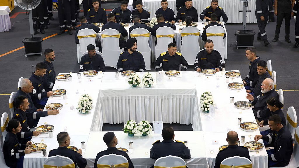 सेना में क्या होता है 'बड़ा खाना'? दीपावली पर जवानों के साथ दस्तरखान पर बैठे पीएम मोदी, फोटो वायरल