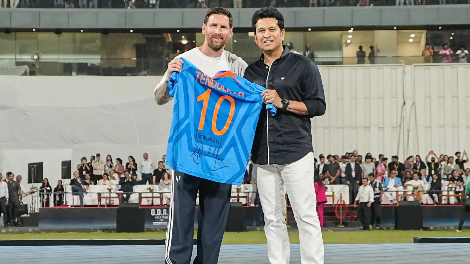 ऐतिहासिक पल का गवाह बना मुंबई का वानखेड़े स्टेडियम, मेसी को सचिन तेंदुलकर ने दी 10 नंबर जर्सी
