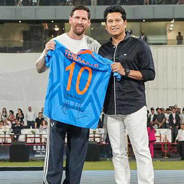 ऐतिहासिक पल का गवाह बना मुंबई का वानखेड़े स्टेडियम, मेसी को सचिन तेंदुलकर ने दी 10 नंबर जर्सी