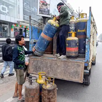 पश्चिम एशिया युद्ध का असर - वाणिज्यिक सिलेंडर की आपूर्ति प्रभावित, कोलकाता के रेस्तरां पर मंडराया संकट