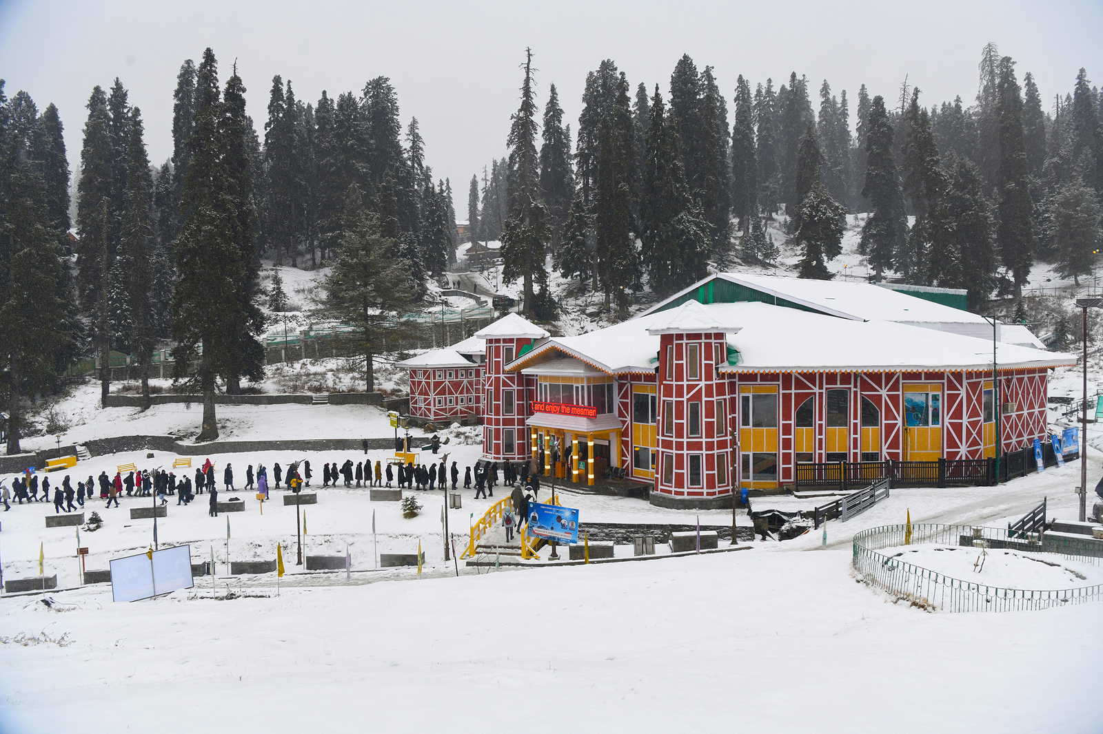 'चिल्लई कलां' के पहले दिन ही बर्फ से ढंकी कश्मीर की वादियां, शून्य के नीचे पहुंचा पारा