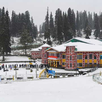 'चिल्लई कलां' के पहले दिन ही बर्फ से ढंकी कश्मीर की वादियां, शून्य के नीचे पहुंचा पारा