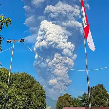 इंडोनेशिया के माउंट डुकोनो ज्वालामुखी के पास मिला सिंगापुर के दो पर्वतारोहियों का 'एक-दूसरे को गले लगाया' शव