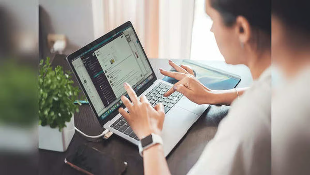 डिजिटल इंडिया में महिलाओं का दबदबा: तकनीकी और सेवा क्षेत्रों में कर रही प्रवेश