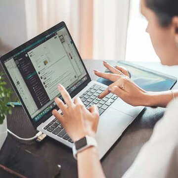 डिजिटल इंडिया में महिलाओं का दबदबा: तकनीकी और सेवा क्षेत्रों में कर रही प्रवेश