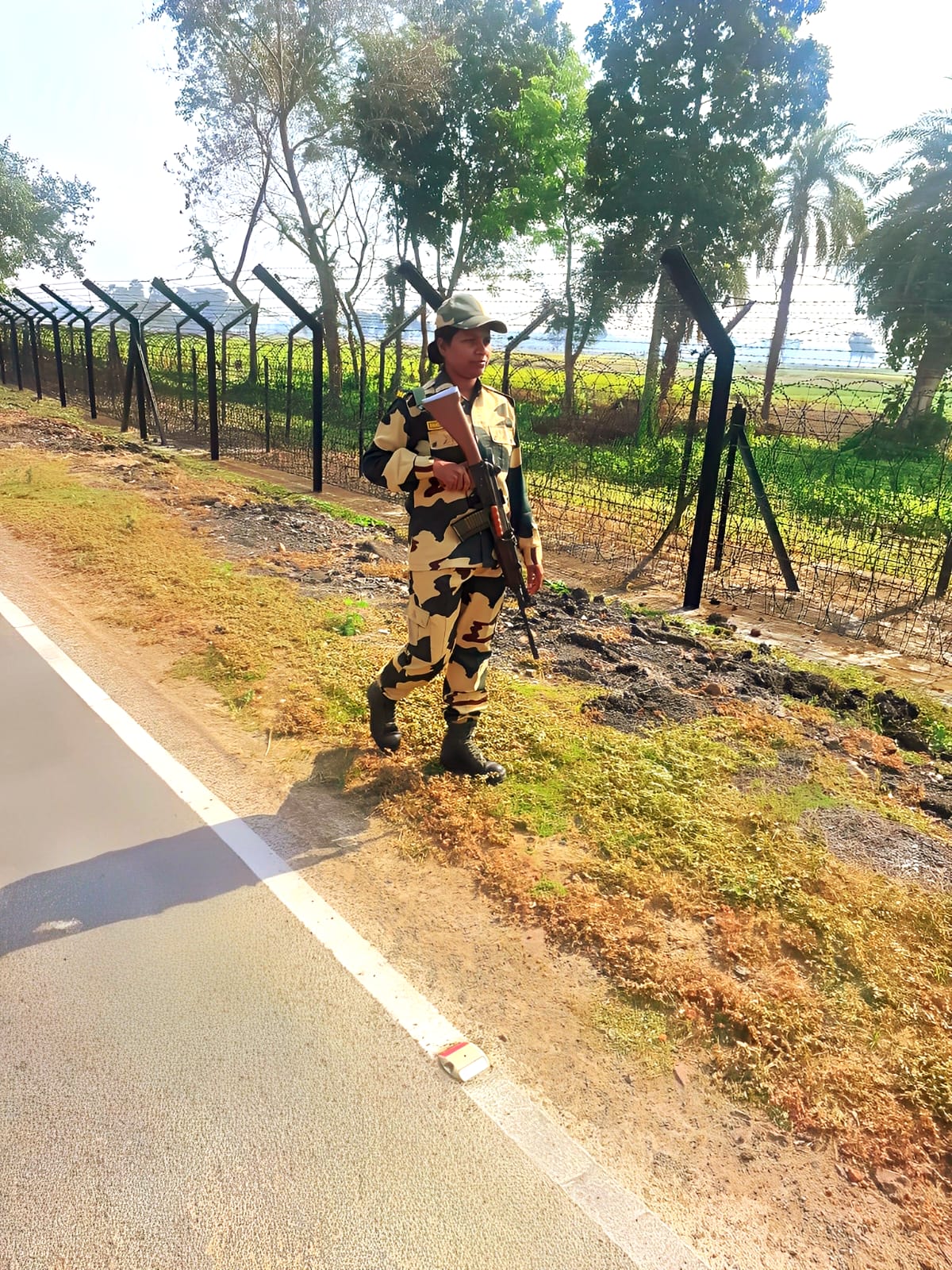 बीएसएफ की महिला कांस्टेबल की साहसिक कार्रवाई, पीछा कर तस्कर को पकड़ा