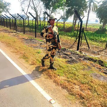 बीएसएफ की महिला कांस्टेबल की साहसिक कार्रवाई, पीछा कर तस्कर को पकड़ा