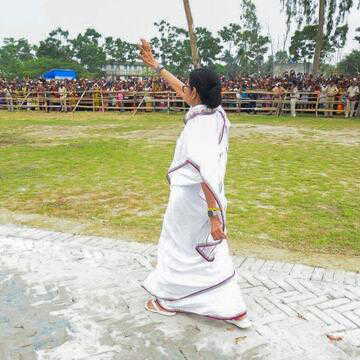 बंगाल में सियासी उलटफेर: BJP की बढ़त से सत्ता परिवर्तन के संकेत, TMC को बड़ा झटका