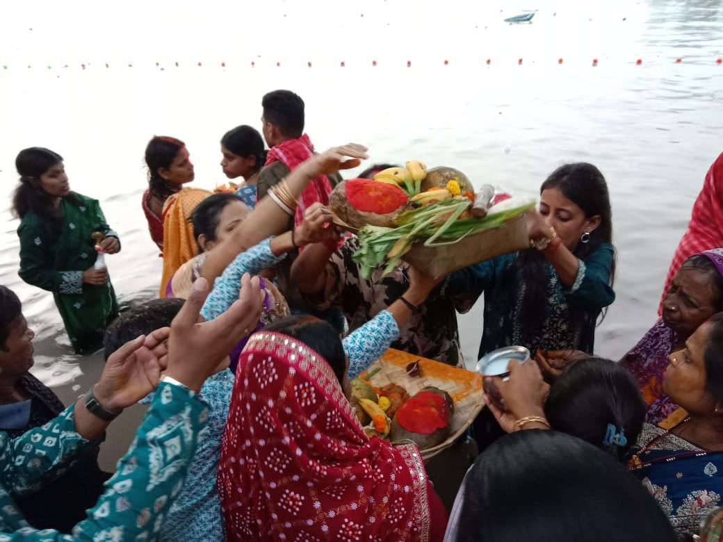 गंगाघाटों पर उमड़ा छठ आस्था का सैलाब, अस्ताचलगामी सूर्य को दिया गया अर्घ्य