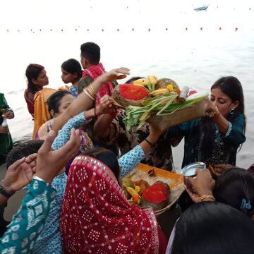 गंगाघाटों पर उमड़ा छठ आस्था का सैलाब, अस्ताचलगामी सूर्य को दिया गया अर्घ्य