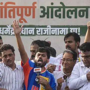 दिल्ली और पुणे के बाद अब लखनऊ में कॉकरोच जनता पार्टी का प्रदर्शन, धर्मेंद्र प्रधान के इस्तीफे की मांग पर अड़ी पार्टी