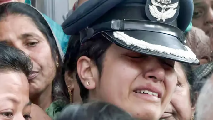 सैन्य सम्मान के साथ विंग कमांडर नमांश स्याल को दी गयी अंतिम विदाई, उमड़ी लोगों की भीड़