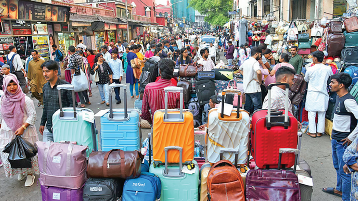 कोलकाता के प्रमुख इलाकों में फुटपाथ हॉकरों के कब्जे में