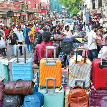 कोलकाता के प्रमुख इलाकों में फुटपाथ हॉकरों के कब्जे में