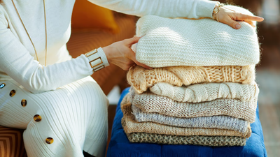 ठंड कम हो रही है, अलमारी में रखने से पहले इस तरह रखें सर्दियों के कपड़ों का ध्यान