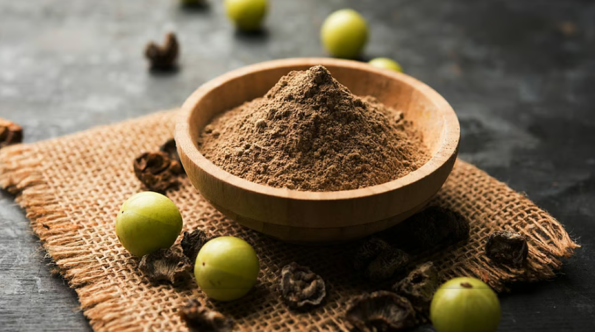 रासायनिक ‘हेयर डाई’ हानिकारक होती है, क्या सफ़ेद बाल छुपाने के लिए आंवला का उपयोग किया जा सकता है?