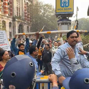 CEO ऑफिस के सामने BLO अधिकार सुरक्षा समिति के सदस्यों ने मचाया हंगामा