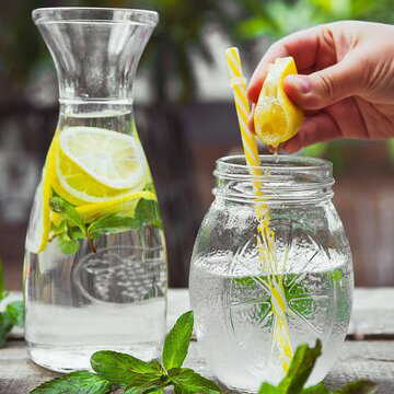 क्या वाकई डिटॉक्स करता है गुनगुना पानी और नींबू? जानिए विशेषज्ञ की राय!