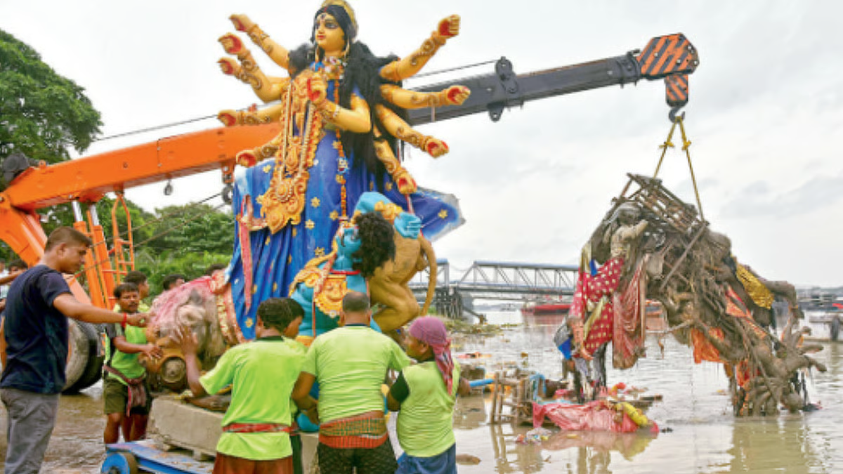 KMC की नई व्यवस्था, पानी में विसर्जित करने के तुरंत बाद मूर्तियों के ढांचों को निकाला जाएगा बाहर