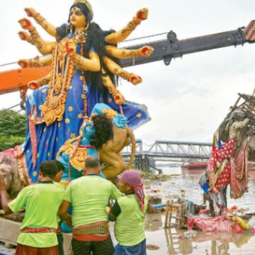 KMC की नई व्यवस्था, पानी में विसर्जित करने के तुरंत बाद मूर्तियों के ढांचों को निकाला जाएगा बाहर