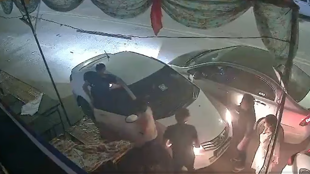 नोएडा में पार्किंग को लेकर हुआ विवाद : पड़ोसी को गाड़ी से कुचलकर मारने की कोशिश, दो गिरफ्तार