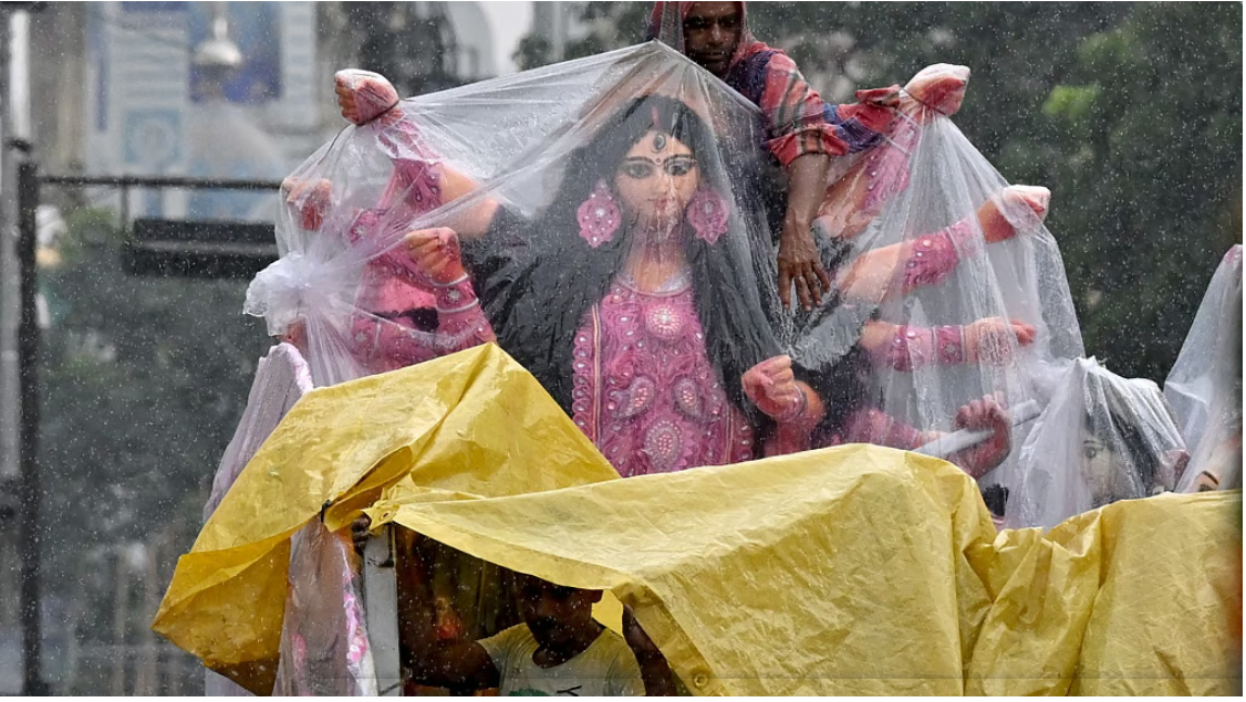 अतिभारी बारिश से जलमग्न कोलकाता में दुर्गा पूजा पंडालों के साथ-साथ प्रतिमाओं को भी नुकसान