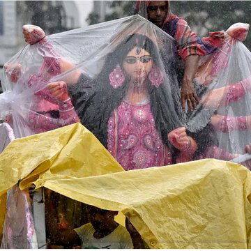 अतिभारी बारिश से जलमग्न कोलकाता में दुर्गा पूजा पंडालों के साथ-साथ प्रतिमाओं को भी नुकसान