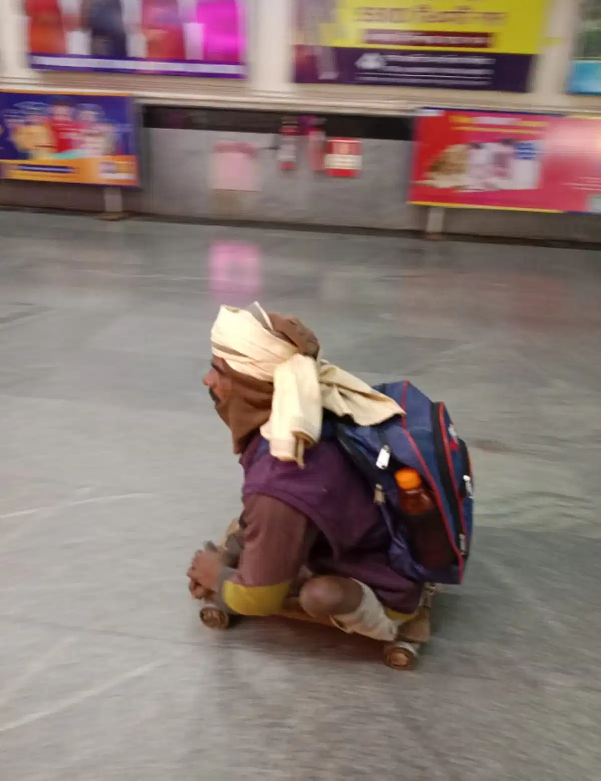 दोनों पैर से हैं दिव्यांग पर इरादे हैं बुलंद, बेफिक्र होकर भोपाल से निकल पड़े रहे हैं गंगासागर की ओर