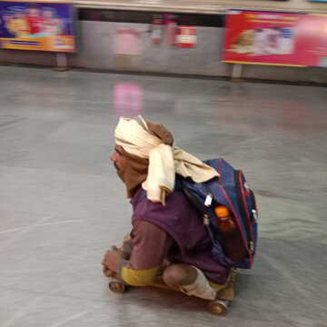 दोनों पैर से हैं दिव्यांग पर इरादे हैं बुलंद, बेफिक्र होकर भोपाल से निकल पड़े रहे हैं गंगासागर की ओर