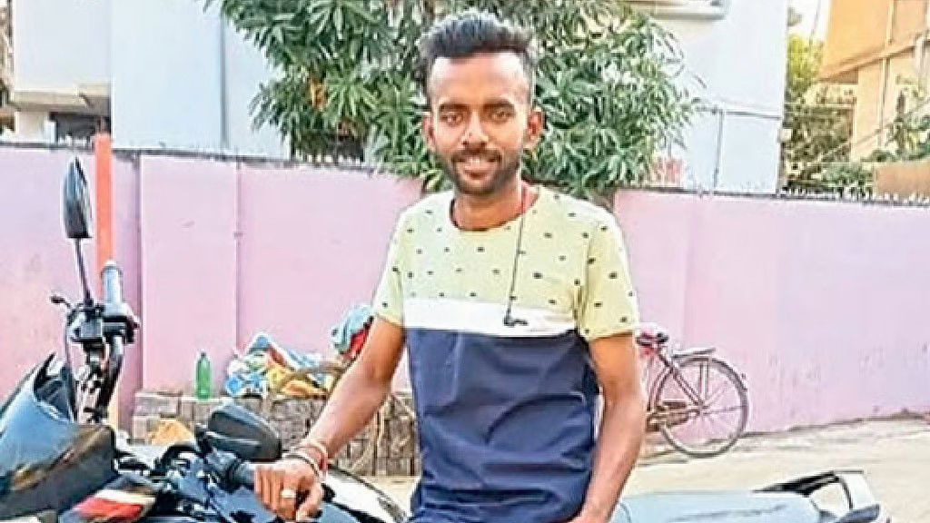 मोबाइल टॉवर से छलांग लगाकर मां के सामने बेटे ने की खुदकशी