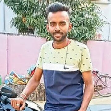 मोबाइल टॉवर से छलांग लगाकर मां के सामने बेटे ने की खुदकशी