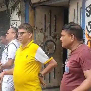 कोलकाता में तृणमूल पार्षद के घर पुलिस की छापेमारी, नाबालिग से मारपीट और धमकी का आरोप