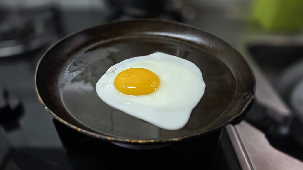 कोलेस्ट्रॉल के डर से अंडे की जर्दी छोड़ रहे हैं? जानिए क्यों पूरा अंडा खाना जरूरी है