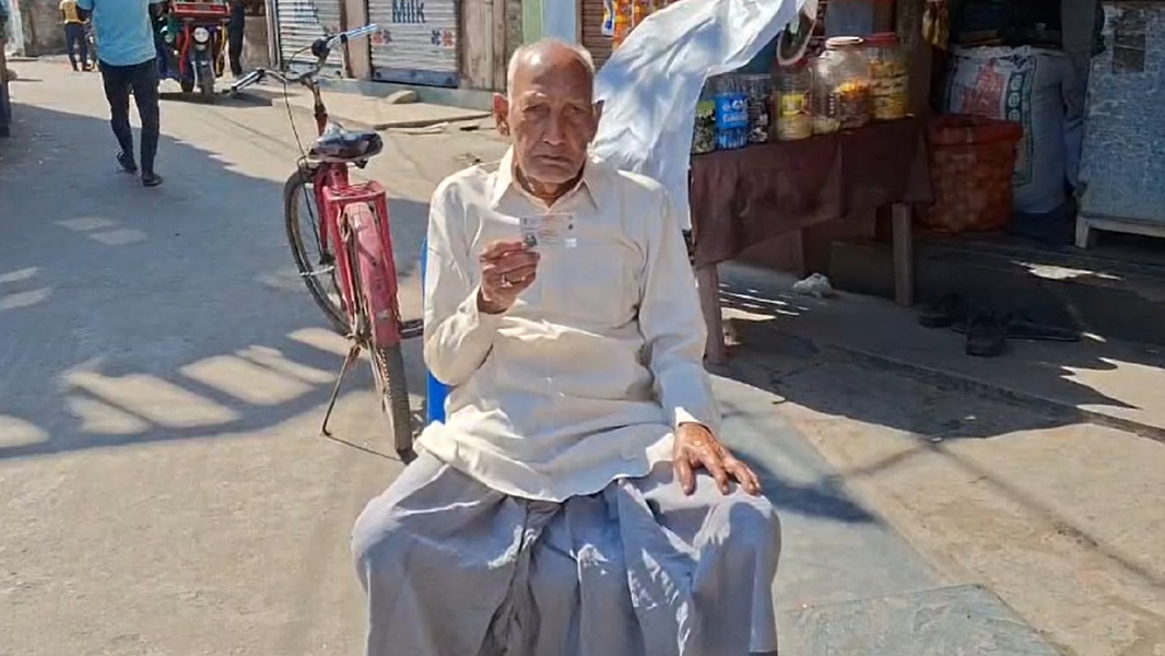 साल 2002 की वोटर लिस्ट में नहीं है आजाद भारत के उम्रदराज मतदाता का नाम, क्या कहा शतायु वोटर ने?