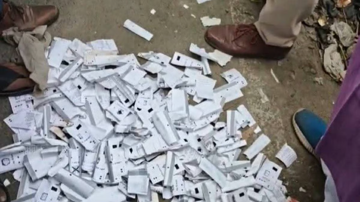 बिहार चुनाव में हड़कंप: सड़क पर मिले वीवीपैट स्लिप के बंडल, चुनाव आयोग ने अधिकारी को किया सस्पेंड