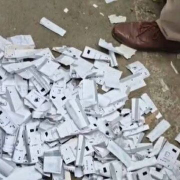 बिहार चुनाव में हड़कंप: सड़क पर मिले वीवीपैट स्लिप के बंडल, चुनाव आयोग ने अधिकारी को किया सस्पेंड