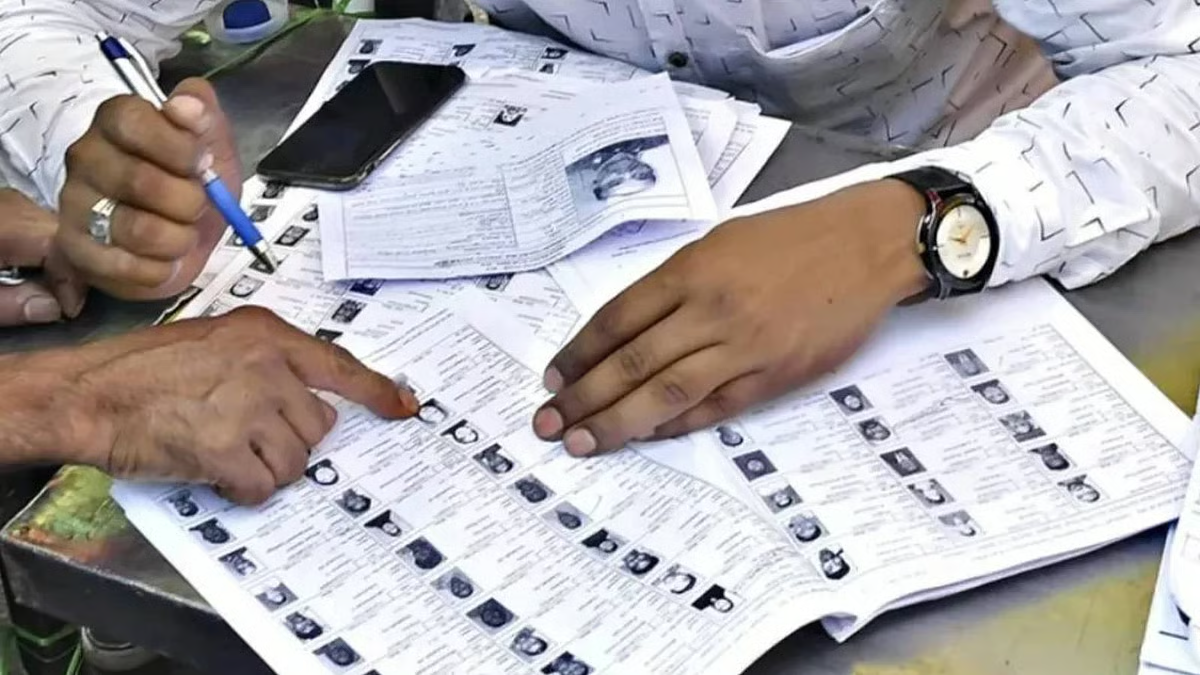 'साहब, हम जिंदा हैं', बिहार की वोटर लिस्ट में 'मृत' घोषित 5 बुजुर्गों का ज्ञापन, 'SIR' का परिणाम?