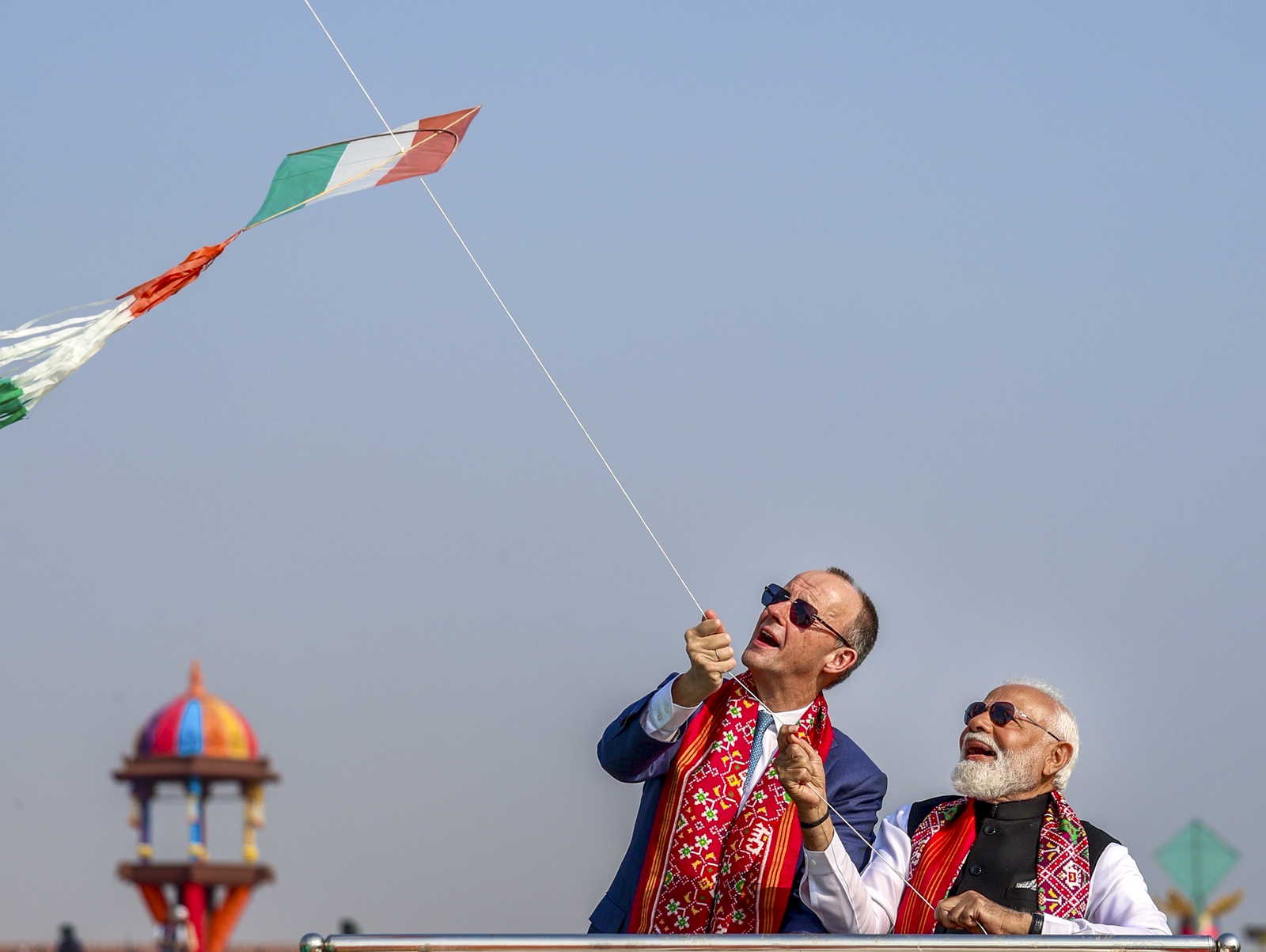 काइट फेस्टिवल में पीएम मोदी ने उड़ाई पतंग, जर्मन चांसलर भी दिखे उत्सव के रंग में