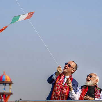 काइट फेस्टिवल में पीएम मोदी ने उड़ाई पतंग, जर्मन चांसलर भी दिखे उत्सव के रंग में