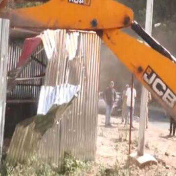 जम्मू-कश्मीर के उधमपुर में बड़ी कार्रवाई, सड़क किनारे अवैध निर्माण ध्वस्त
