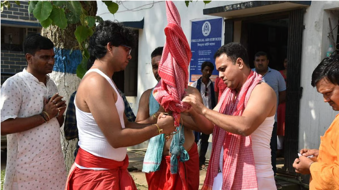 दुर्गा पूजा में सद्भावना का संदेश, थाना के ओसी मुमताज शेख ने श्रद्धा के साथ किया परंपरा का पालन