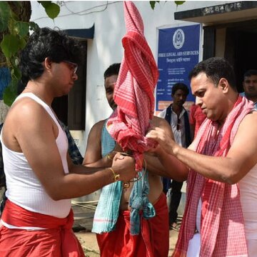 दुर्गा पूजा में सद्भावना का संदेश, थाना के ओसी मुमताज शेख ने श्रद्धा के साथ किया परंपरा का पालन